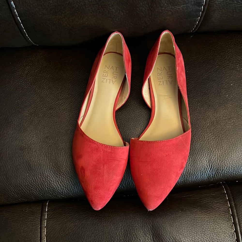 Red pointed flats